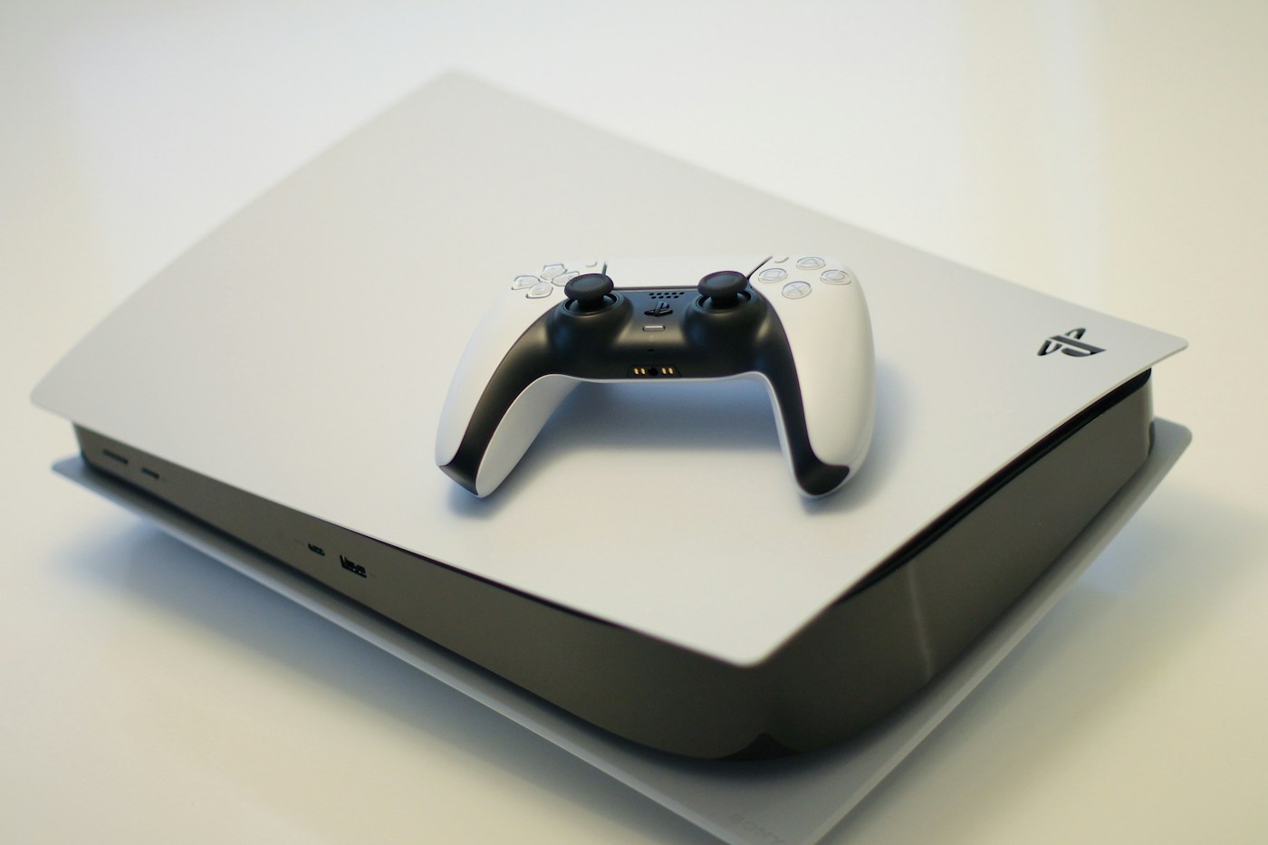 Controles de videojuegos blancos sobre un fondo azul
