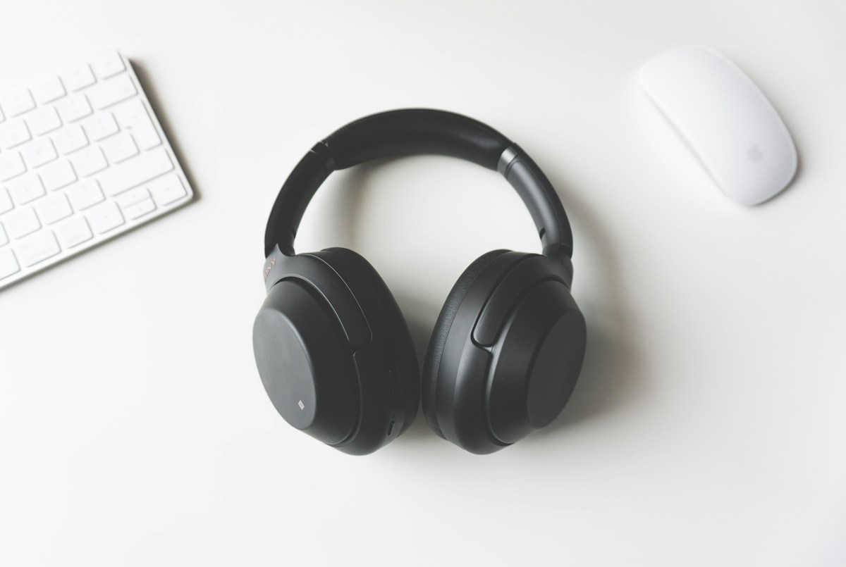 Auriculares inalámbricos sobre un fondo amarillo