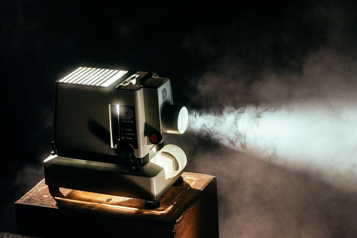 Proyector de cine encendido en una sala oscura